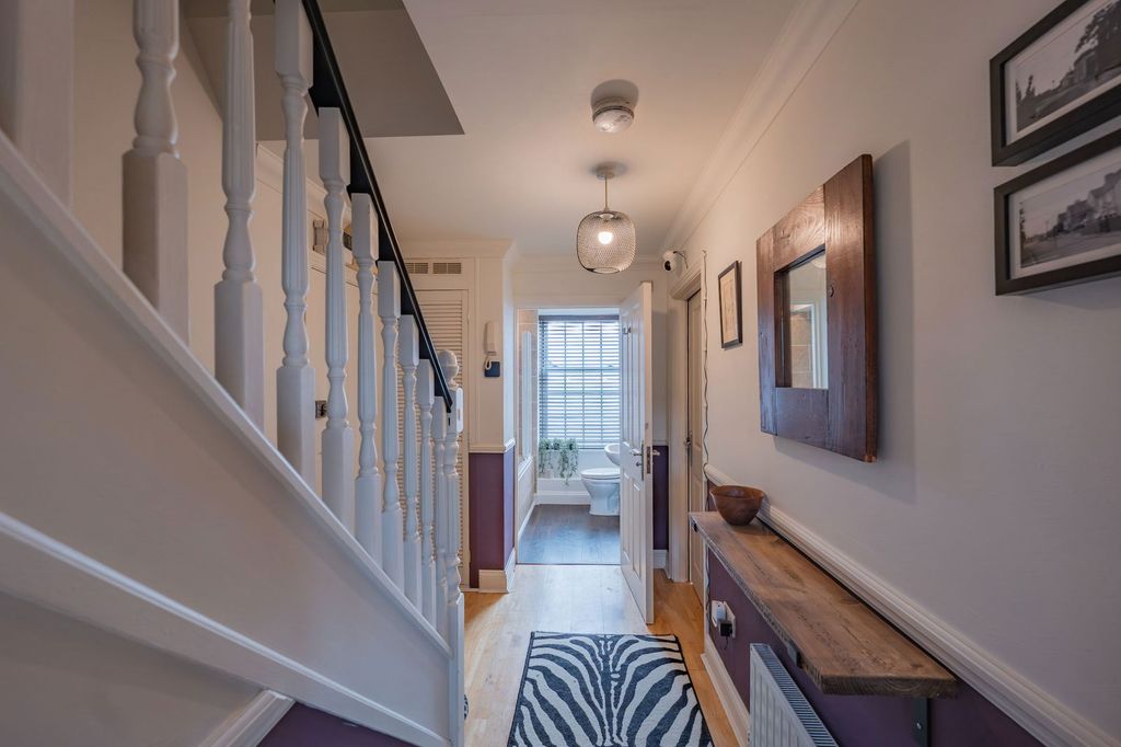 Property photo 3 of 25