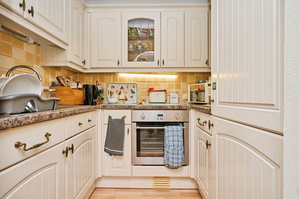 Property photo 2 of 9 Kitchen