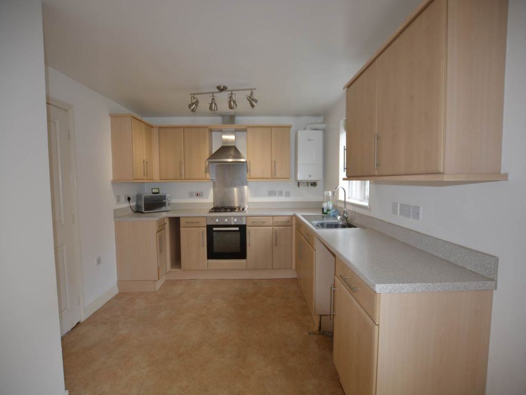 Property photo 3 of 12 Kitchen