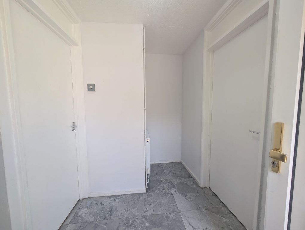 Property photo 2 of 14 Hallway