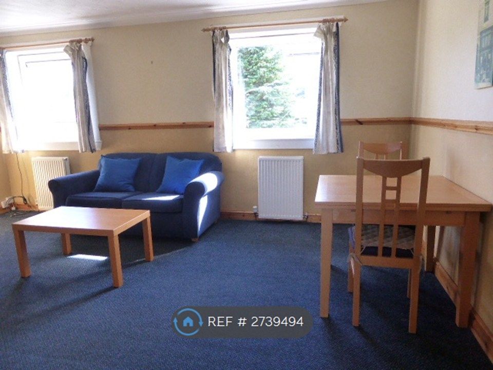Property photo 3 of 10 Airy Living Room With Dining Space