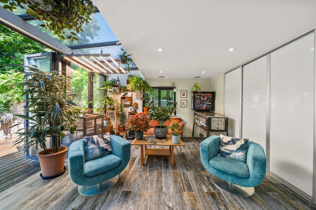 Property photo 3 of 31 Conservatory