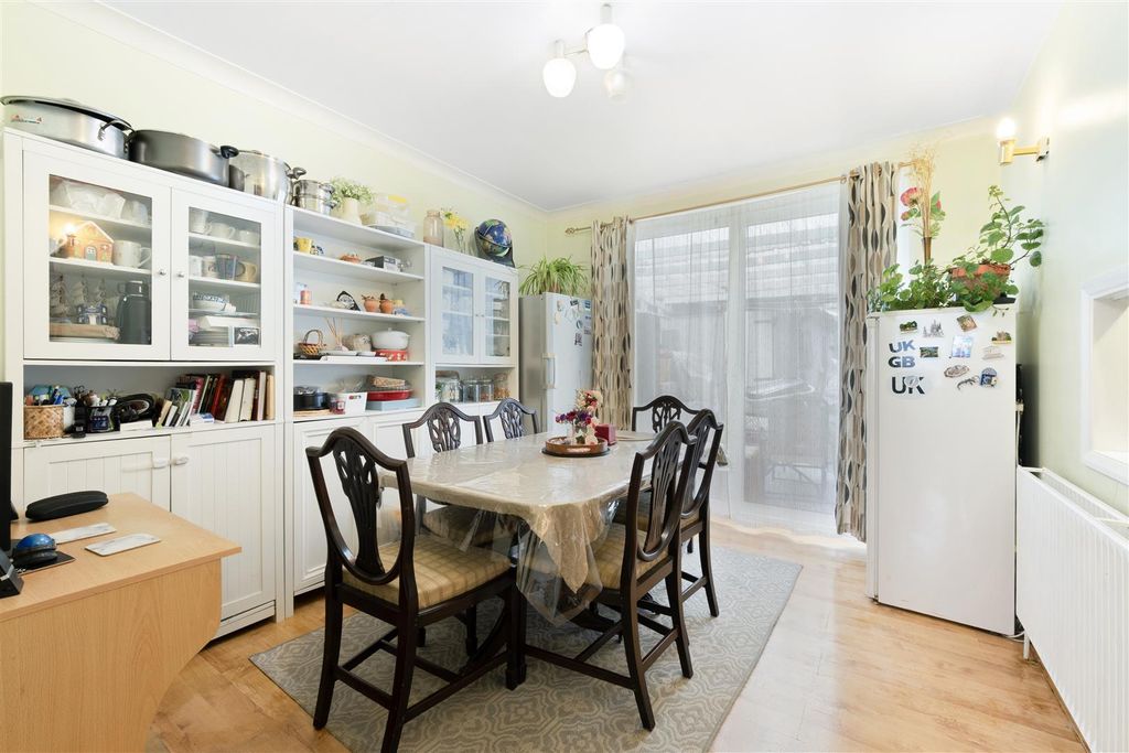 Property photo 3 of 12 Leafield Road 9-008.Jpg