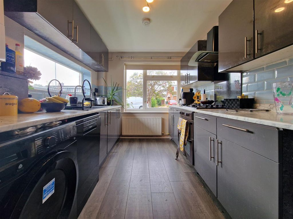 Property photo 2 of 9 Kitchen