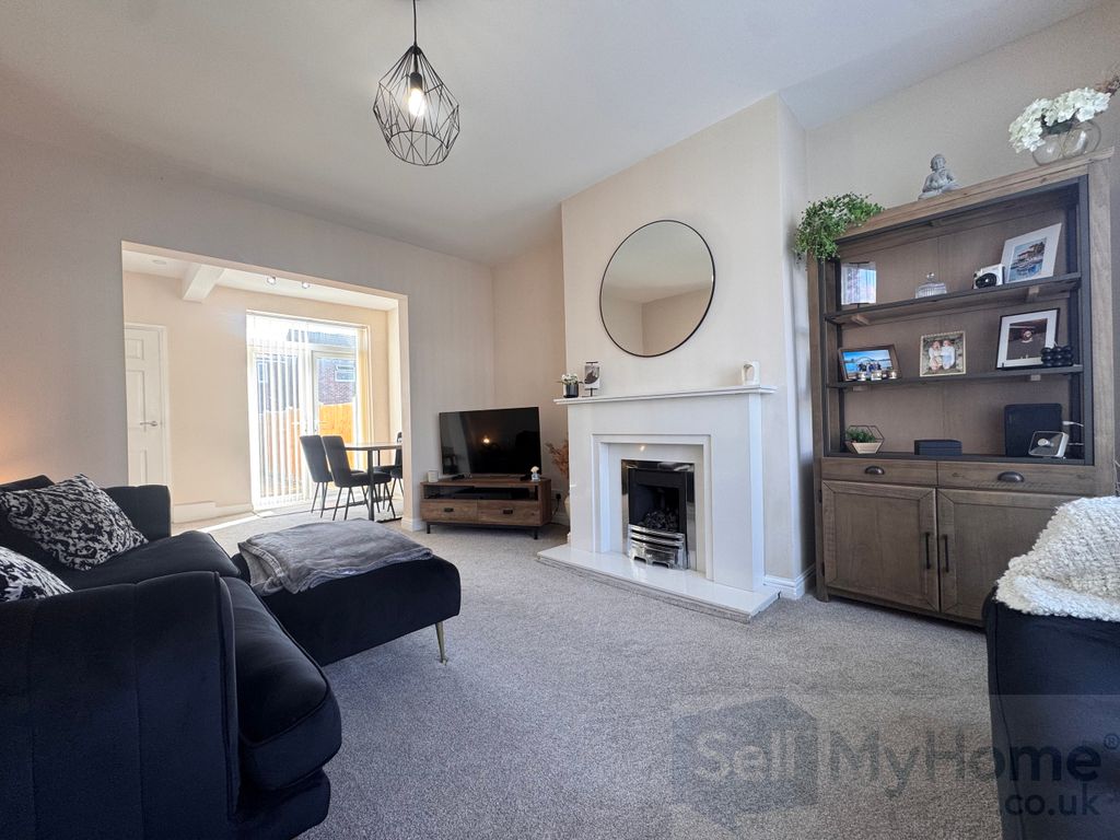 Property photo 2 of 16 Lounge