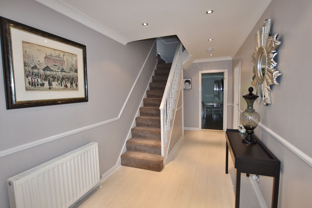 Property photo 2 of 12 Hallway