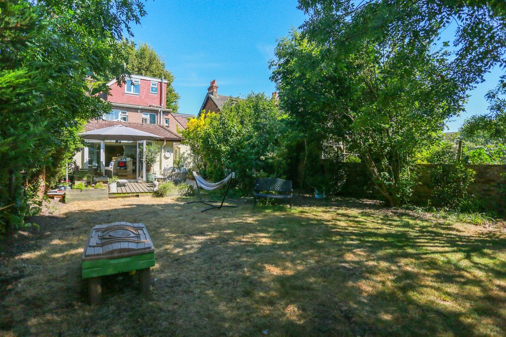 Property photo 2 of 39
