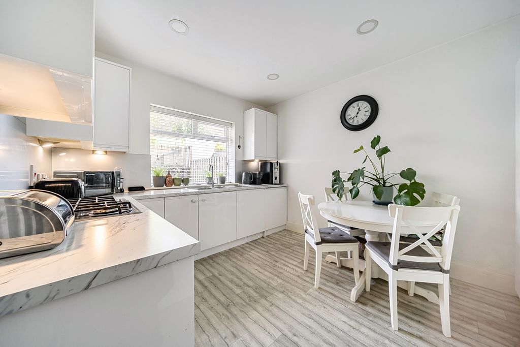 Property photo 3 of 14 Kitchen 1