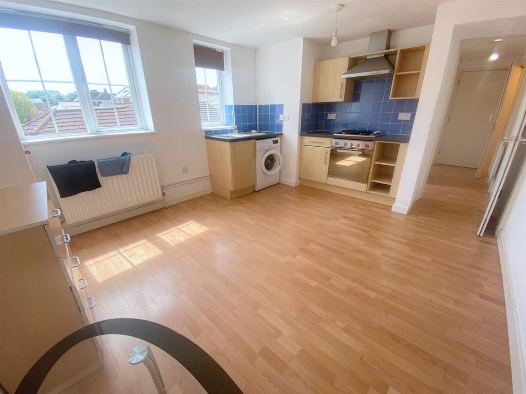 Property photo 2 of 7 Living.Jpg