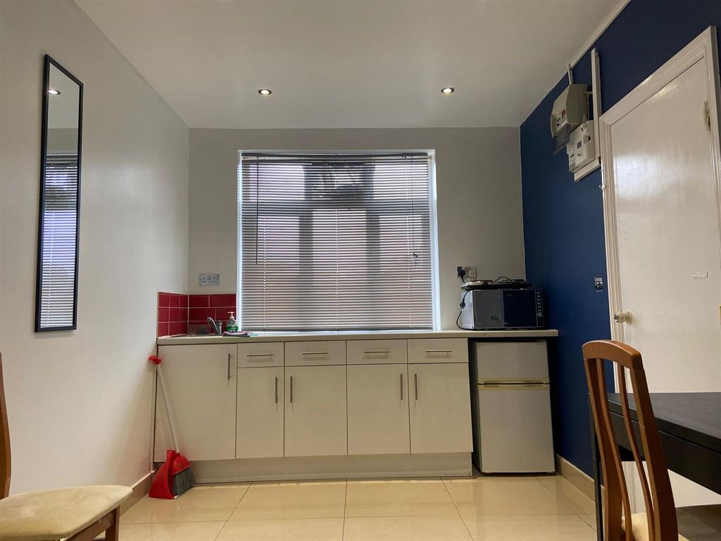 Property photo 3 of 5 Kitchenette