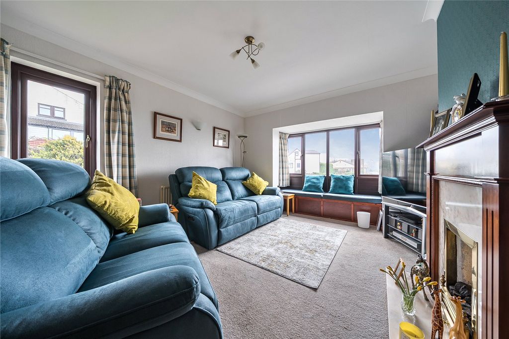 Property photo 2 of 27 Picture No. 12