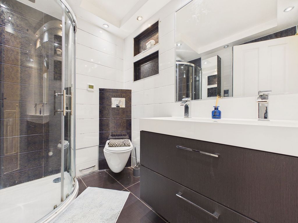 Property photo 3 of 12 Bathroom