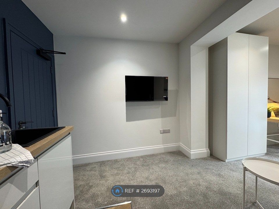 Property photo 2 of 28 R3 Ensuite Kitchenette Private Courtyard- £1025Pcm