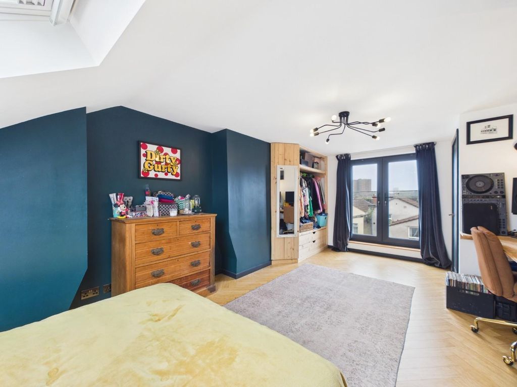 Property photo 1 of 40 Cam01530G0-Pr0455-Still039.Jpg