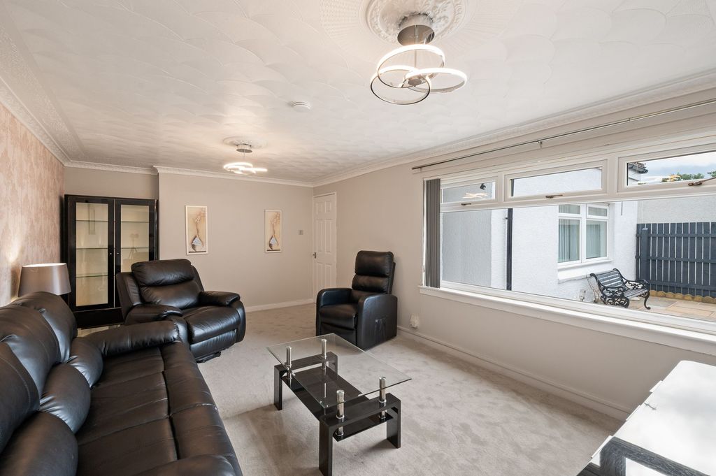 Property photo 3 of 35 Lounge