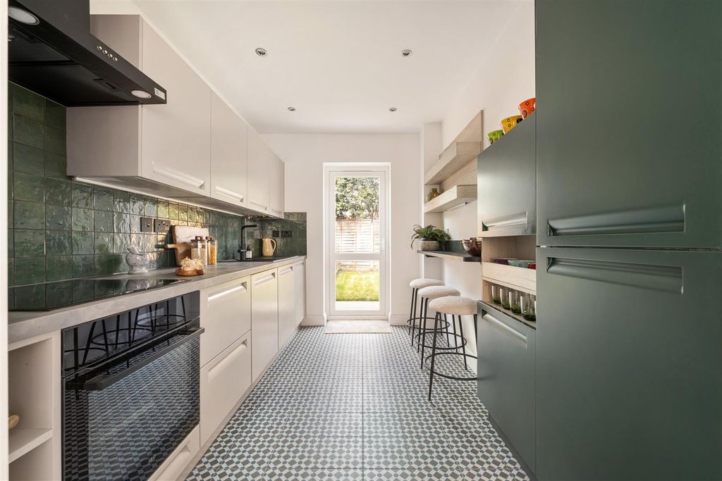 Property photo 3 of 27 Thornhill Road, E17