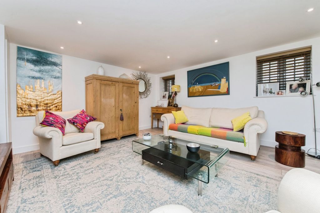 Property photo 3 of 23 Pbox-Img.Jpg