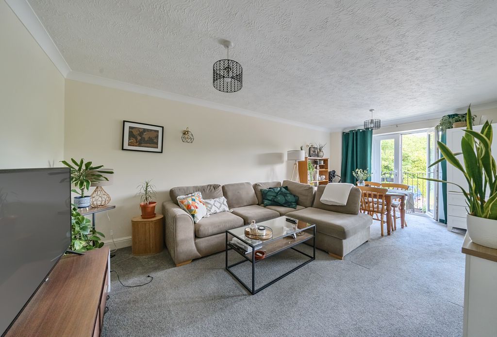 Property photo 2 of 8 8-682349c130960-1...
