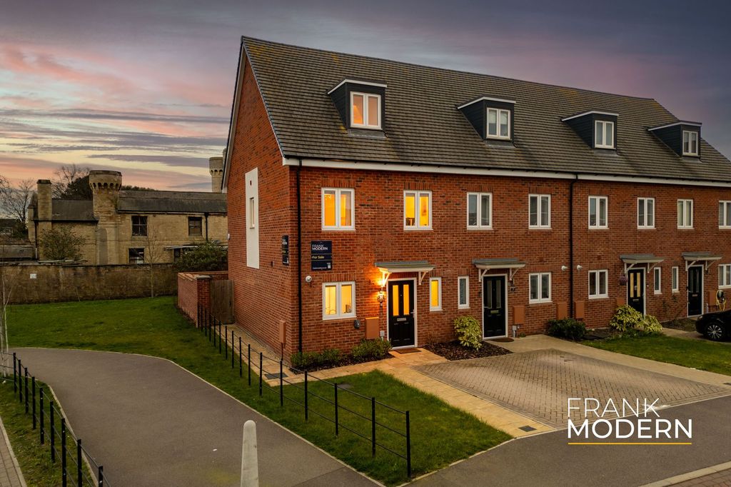 Property photo 1 of 43 Dusk