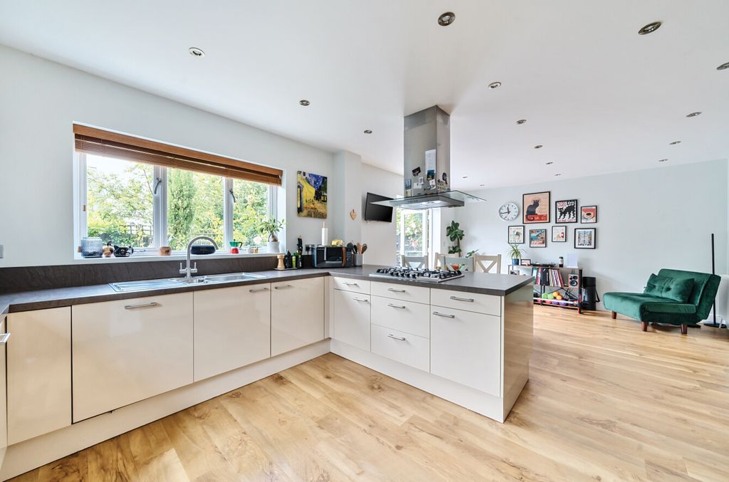 Property photo 3 of 12 1295640-33-682B47...