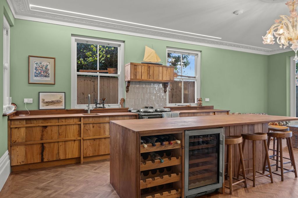 Property photo 2 of 23