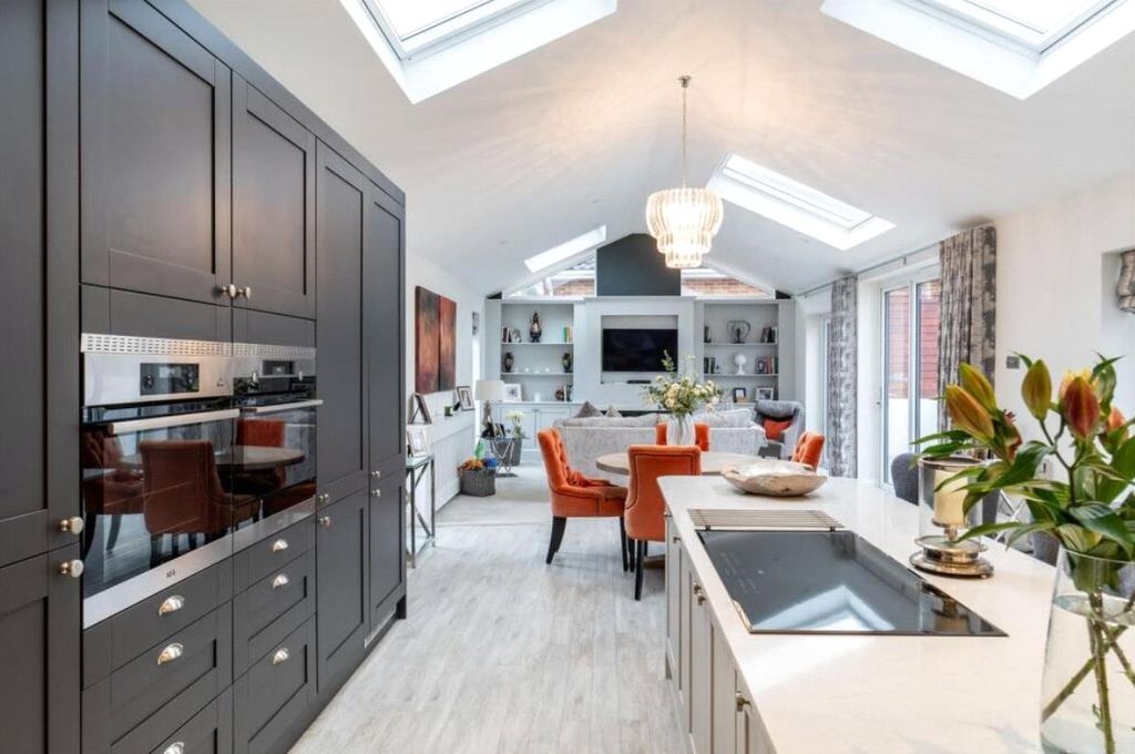 Property photo 3 of 25 Kitchen