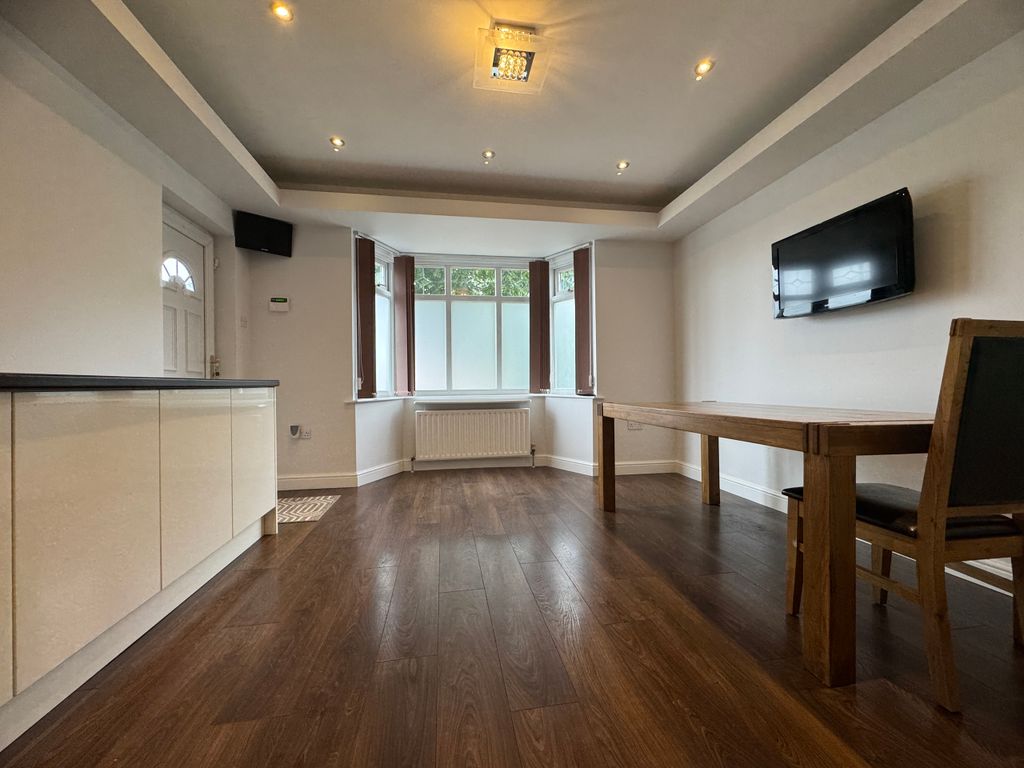 Property photo 3 of 25 Lounge