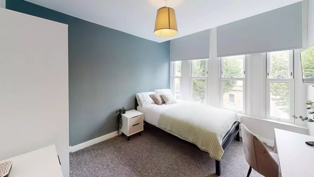 Property photo 1 of 14 A Bright And Tidy Double Bedroom Featuring Large W...