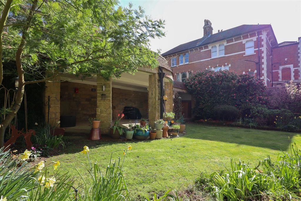 Property photo 3 of 17 Private Garden
