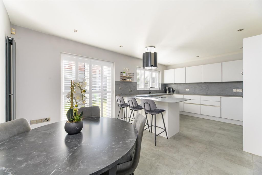 Property photo 2 of 31 Dining Kitchen