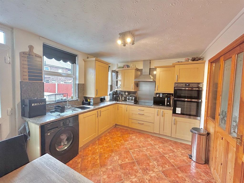 Property photo 3 of 9 Kitchen.Jpg