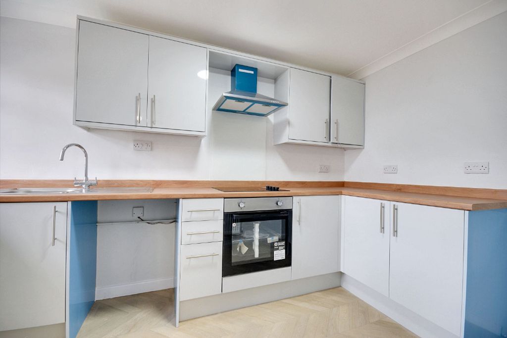 Property photo 3 of 9 Modern Kitchen