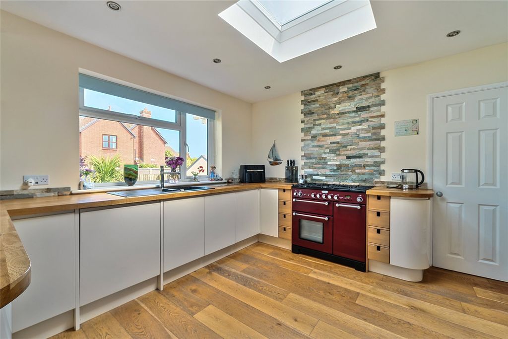 Property photo 2 of 28 Kitchen