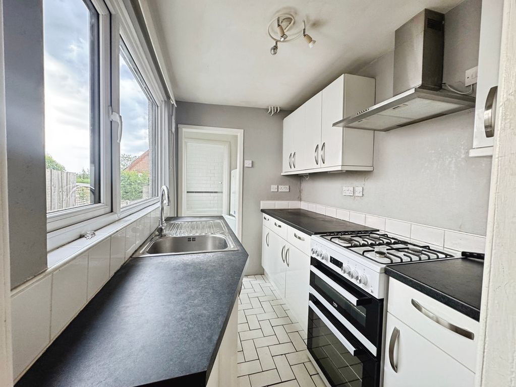 Property photo 2 of 16 Queens Road