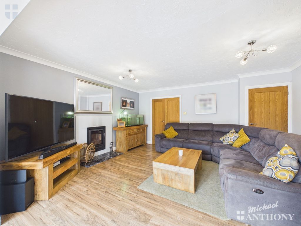 Property photo 3 of 17 Cam03218G0-Pr0964-Still016