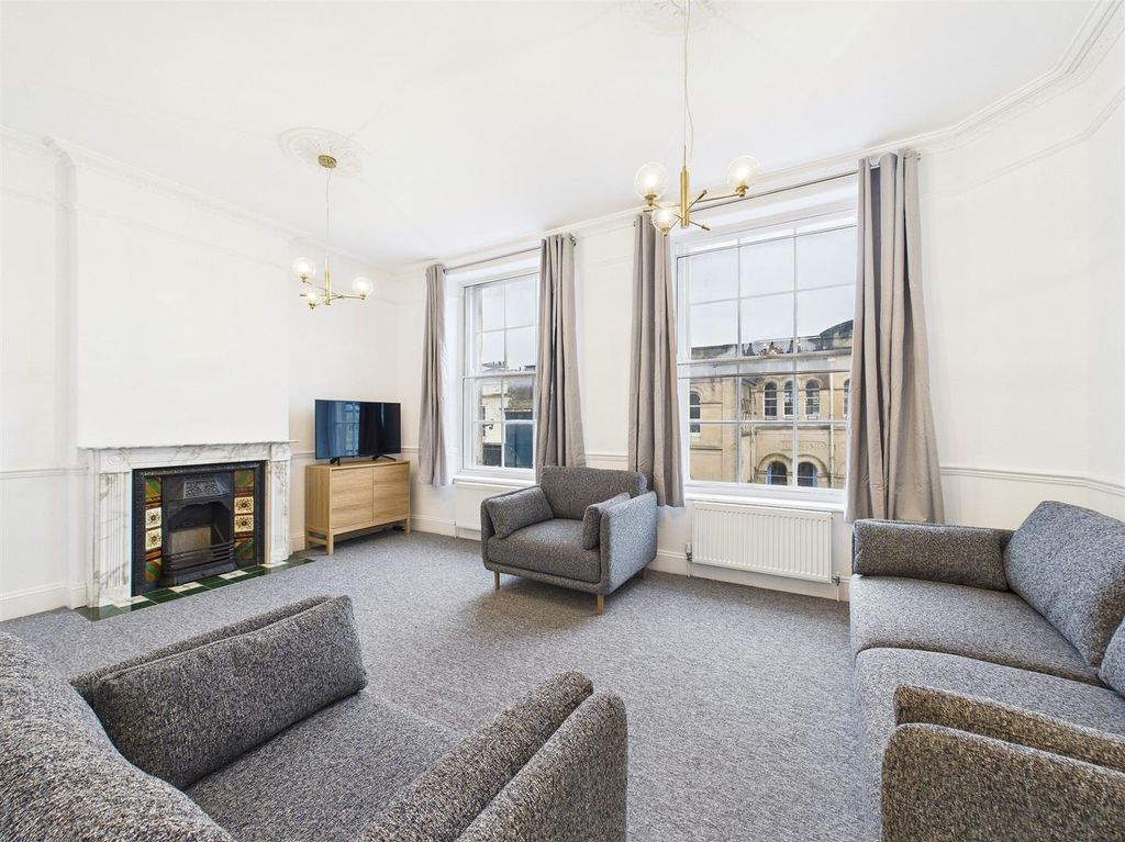 Property photo 3 of 12 3 Bedroom Flat For Rent (1).Jpg