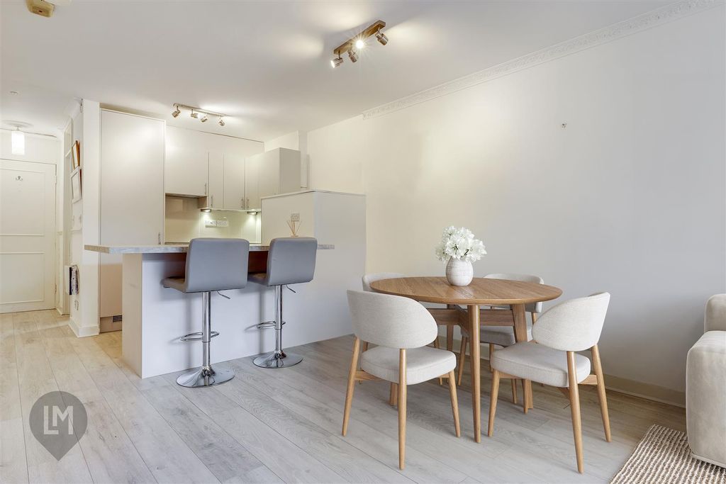 Property photo 2 of 6 Roxburgh Court