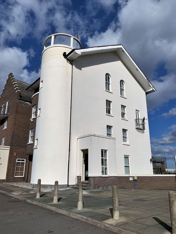 Property photo 1 of 17 3 Bed Flat To Rent Sextant Avenue, London E14