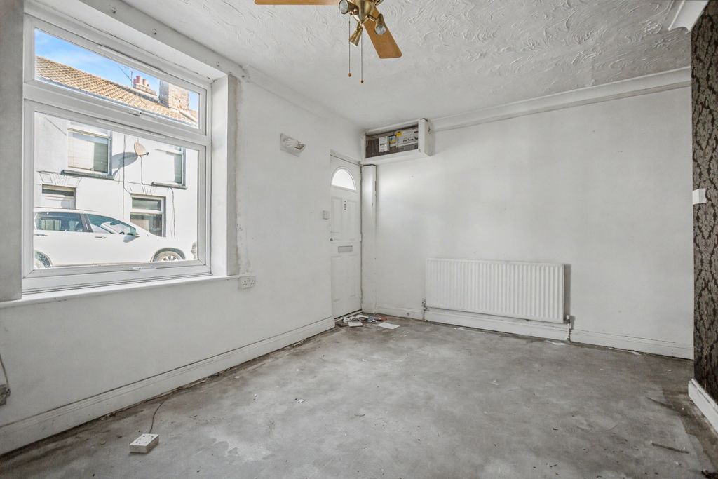 Property photo 3 of 15 93 Alma Street, Sheerness, Kent, Me12 2Ay