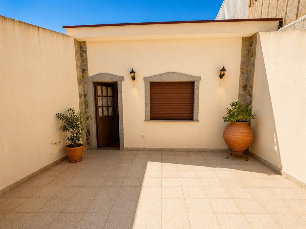 Property photo 2 of 28