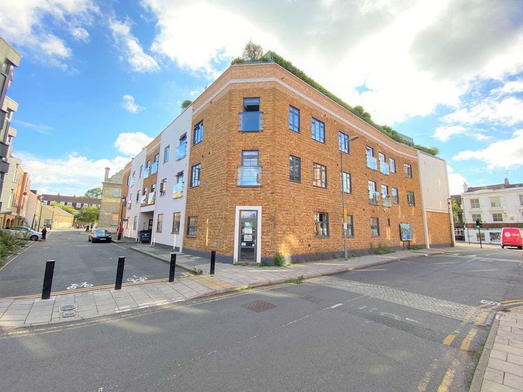 Property photo 1 of 8 10 Market Place  Brentford 1.Jpg