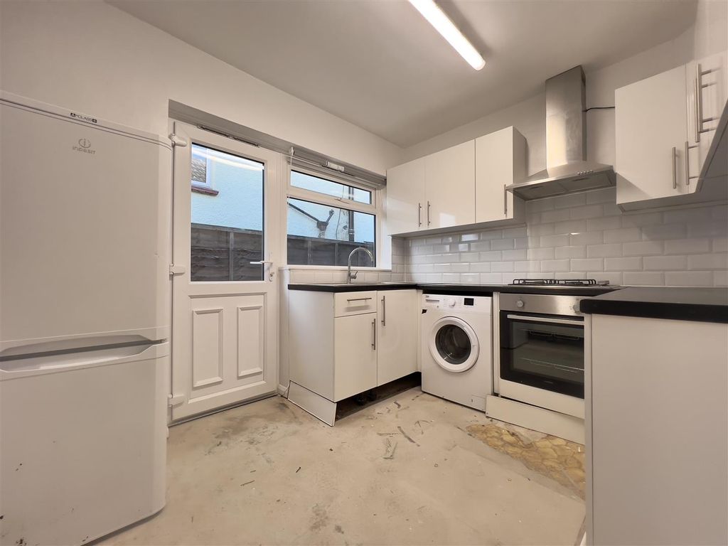 Property photo 3 of 7 Kitchen