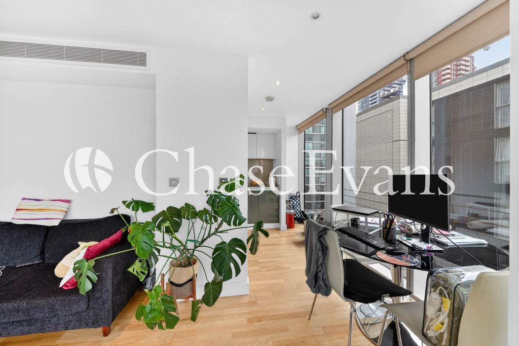 Property photo 3 of 10 Living