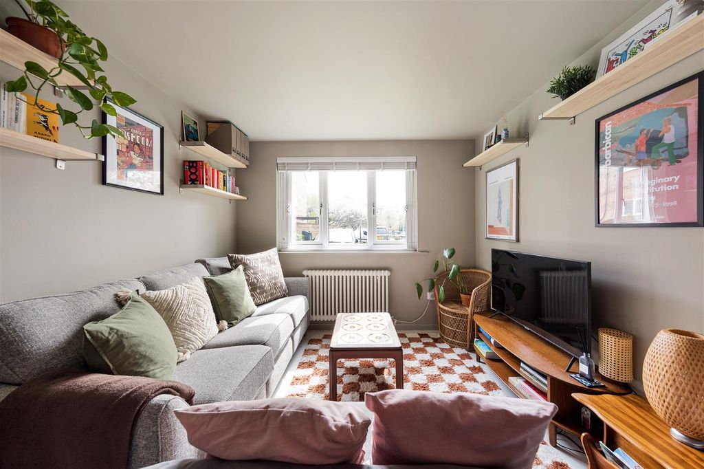 Property photo 2 of 23 Gandhi Close, E17