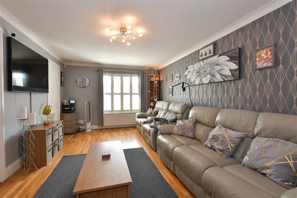 Property photo 3 of 16 Lounge