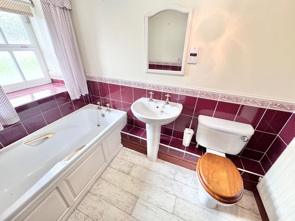 Property photo 2 of 24 Bathroom