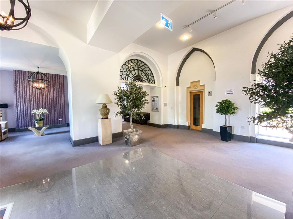 Property photo 2 of 8 Communal Entrance