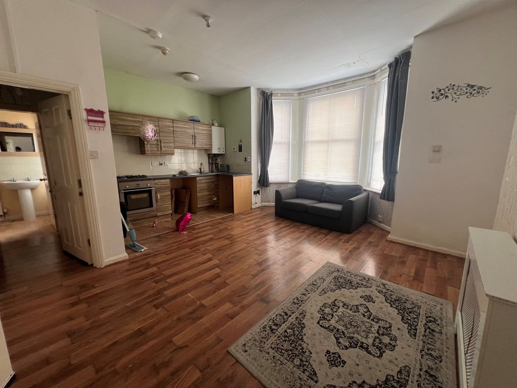 Property photo 1 of 4 Living Room