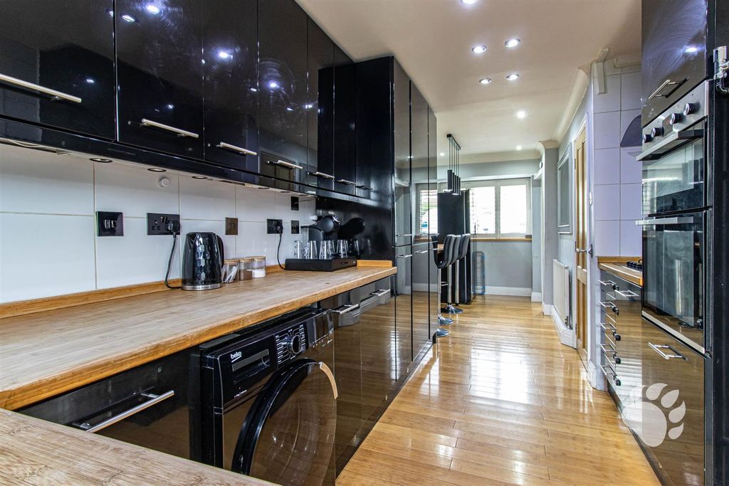 Property photo 3 of 24 Kitchen/Breakfast Room