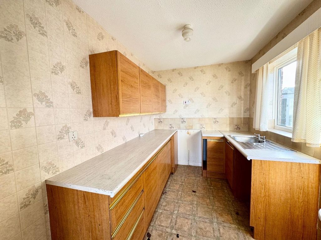 Property photo 3 of 8 Kitchen
